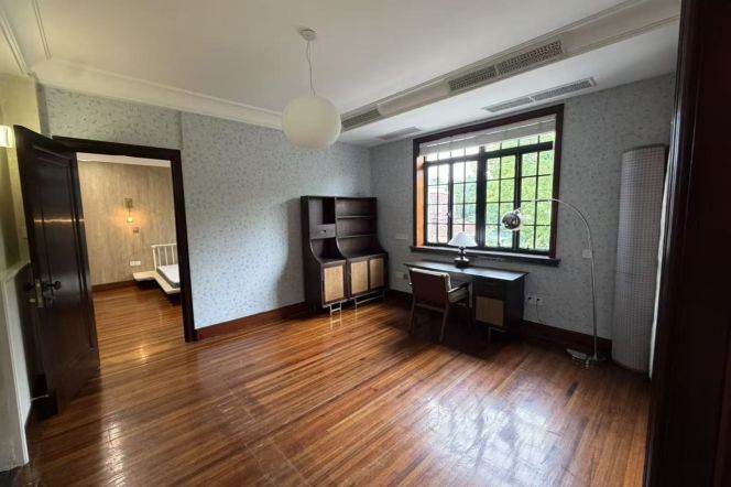 Historic APT high ceiling 1+1BR Huaihai Rd 22k