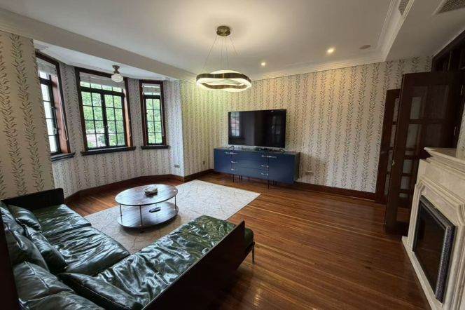 Historic APT high ceiling 1+1BR Huaihai Rd 22k