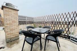 Top floor with outdoor terrace,close to Korean Town,SUIS