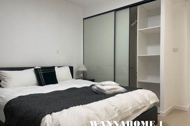 Stunning View+Modern&Really Bright 3Bdrs 2Baths Apt+West Nanjing Rd+Nice Balcony+Great Compound