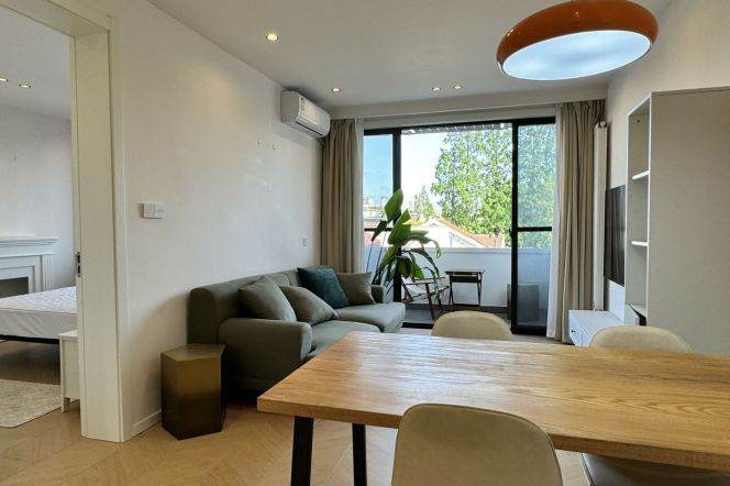 Spacious 1BR + open balcony | Famous Changshu rd metro L1/7 | All south
