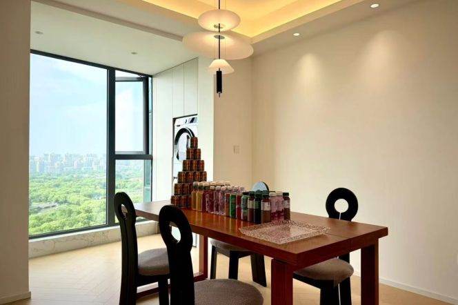 Bright 4-Bedroom Apartment near Century Park