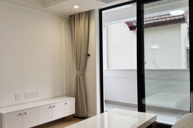 Spacious 1br |South Shanxi rd & Iapm | Newly 1Br+ balcony +heating