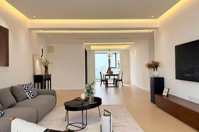 Bright 4-Bedroom Apartment near Century Park