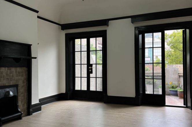 Classic 3BR 2BA Old Apt w/Terrace nr Jing'an Temple