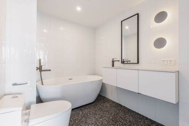 2+1 Rooms, 2 Baths, Open Balcony/Floor heating/Dish washer, 140 sqm @ Xujiahui station L1,9&11