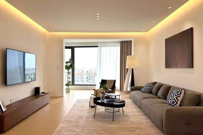 Bright 4-Bedroom Apartment near Century Park