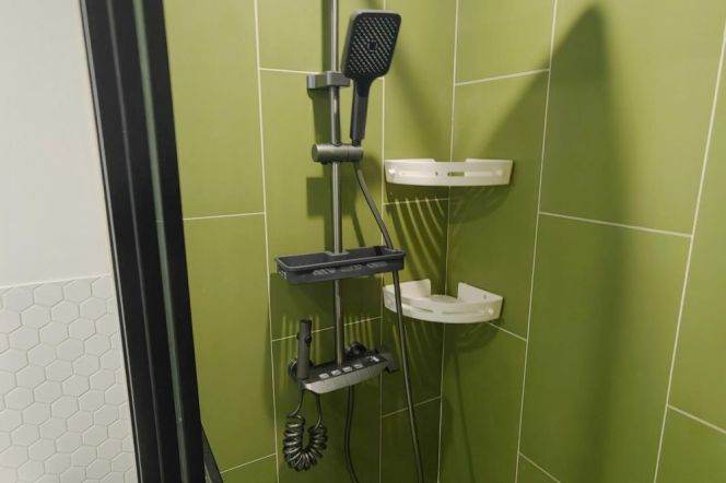Unique 3 br (also can be 2 br+ 1 study room) next West Bund. easy to L11 LongYao Rd st