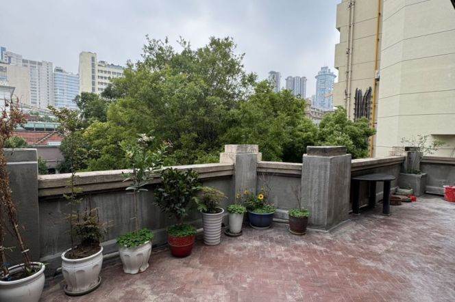 Classic 3BR 2BA Old Apt w/Terrace nr Jing'an Temple