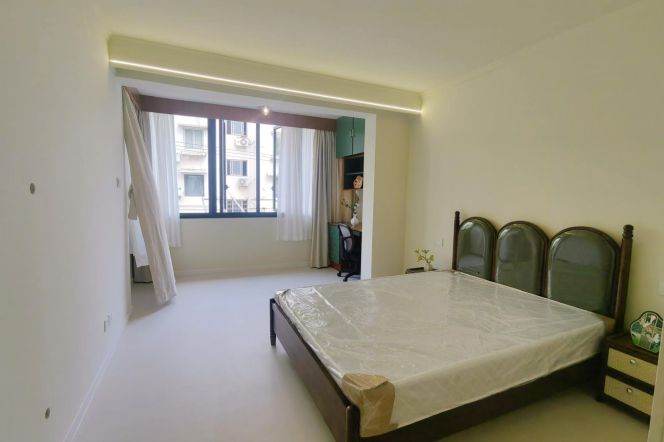 Unique 3 br (also can be 2 br+ 1 study room) next West Bund. easy to L11 LongYao Rd st