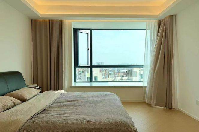 Bright 4-Bedroom Apartment near Century Park
