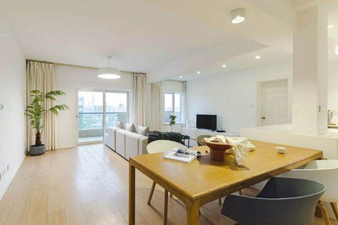 Modern decoration 3brs with floor heating  and balcony in central Xuhui 