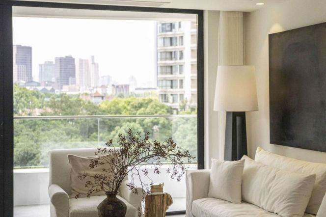 west Nanjing rd Taikoo hui 3-Bedroom Apartment with Outdoor Balcony 