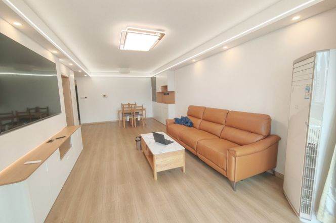jiangsu rd elevator 2BR/big living room@L2/11