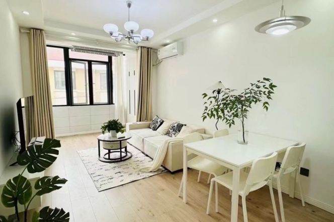 7.5k Clean 1Br Nr Zhongshan Park line2/3/4