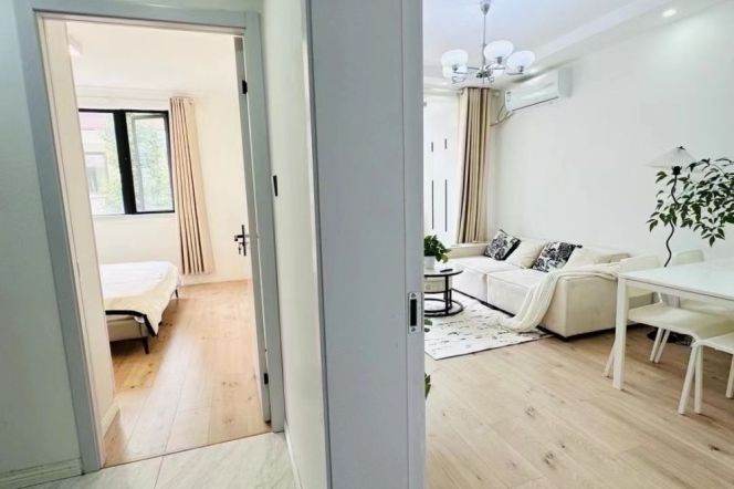 7.5k Clean 1Br Nr Zhongshan Park line2/3/4