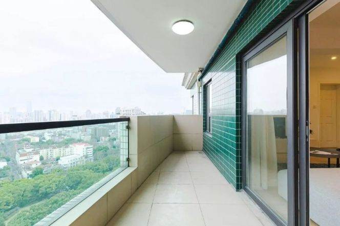 Modern decoration 3brs with floor heating  and balcony in central Xuhui 