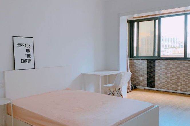 Master bedroom with balcony  near people's square, close to TJU, long/ short term accepted 