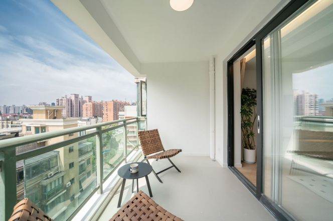 Spacious 2-Bedroom with Balcony & Walk-in Closet | Xinhua Road, Changning