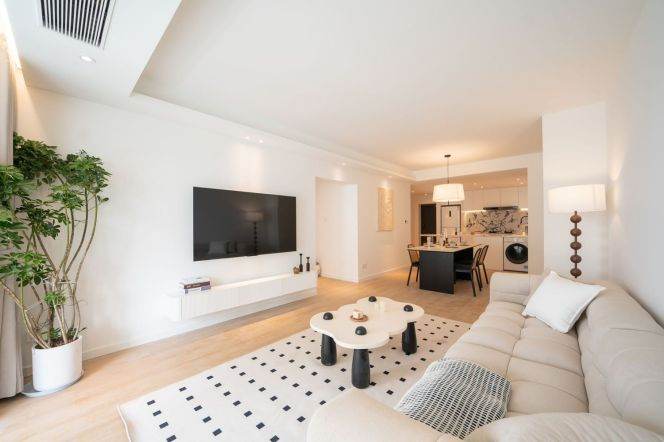 Spacious 2-Bedroom with Balcony & Walk-in Closet | Xinhua Road, Changning