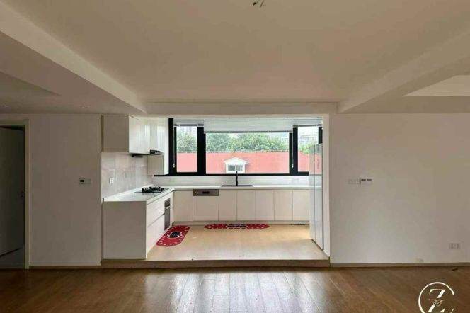 Expansive 4BR 3BA 220m² Penthouse w/Terrace nr Jiangsu Rd Station