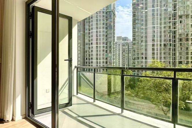 Brand new decoration 3brs with floor heating and balcony in Xujiahui area
