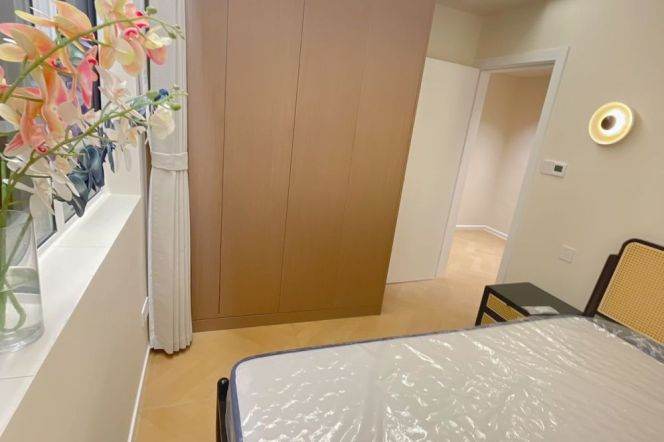 Jiangsu rd/spacious 1br 2lr/central AC/with Parking/big living room,@L11/2