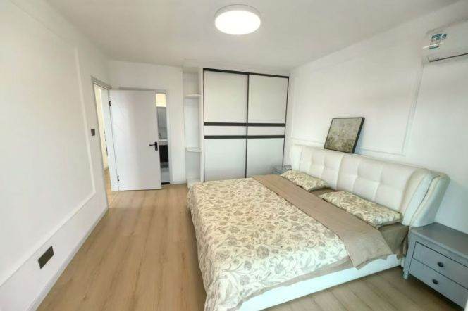 3 Brs, 2 Baths, Balcony/Oven/Dryer, High rise Building, 145 sqm @ Dapuqiao metro L9