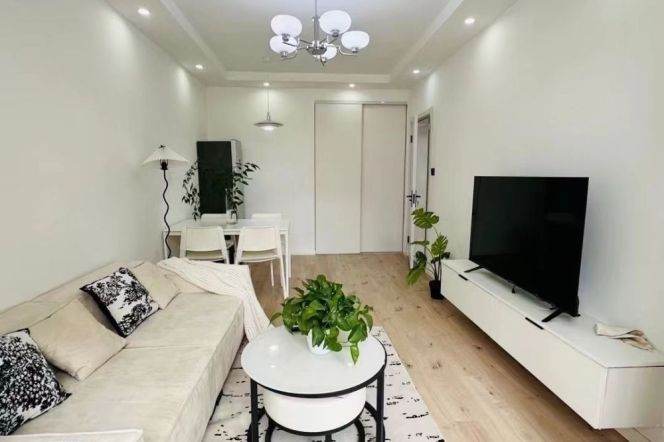 7.5k Clean 1Br Nr Zhongshan Park line2/3/4