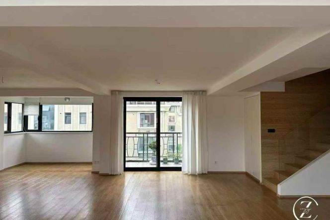 Expansive 4BR 3BA 220m² Penthouse w/Terrace nr Jiangsu Rd Station