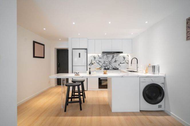 Spacious 2-Bedroom with Balcony & Walk-in Closet | Xinhua Road, Changning