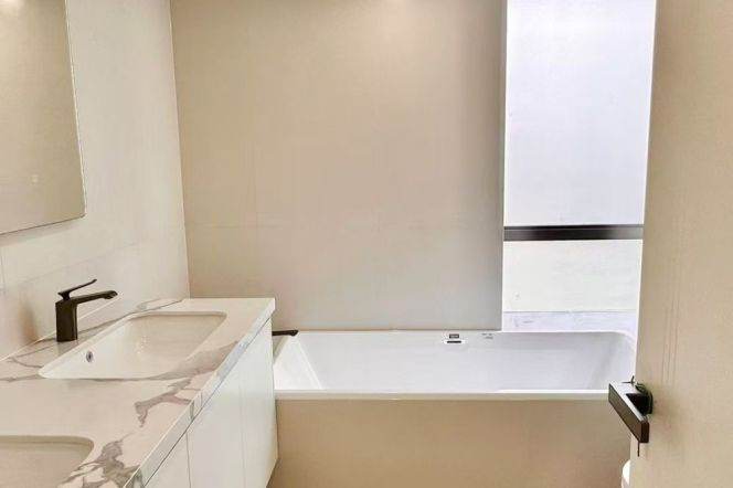 Brand new decoration 3brs with floor heating and balcony in Xujiahui area