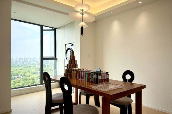 4BR 3BA 180m² Residence Overlooking Century Park
