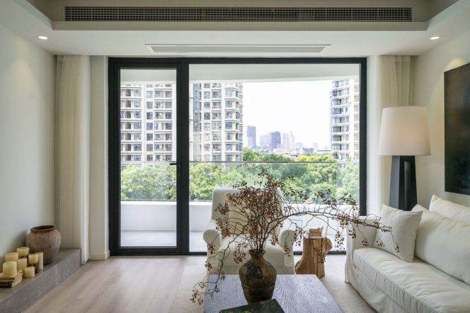 west Nanjing rd Taikoo hui 3-Bedroom Apartment with Outdoor Balcony 