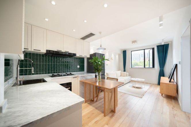 Sunny Renovated Apartment | Great Lifestyle Location