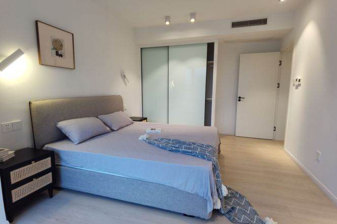 Nice 2bedrooms elevator apt+floor heating+central AC@ Nanjing Rd(W)