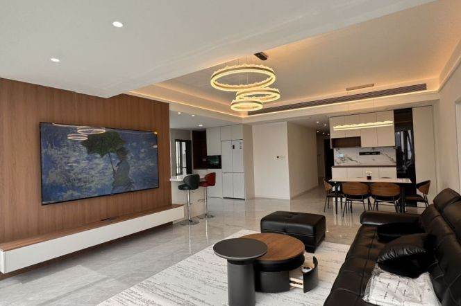 3 Brs, 2 Baths, Floor heating/Central ac/Oven/Dish washer, 190 sqm @ Century Park L2