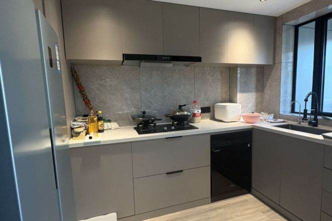 3 Brs, 2 Baths, Open Balcony/Floor heating/Oven/Dish washer, 170 sqm @ Wuding metro L14