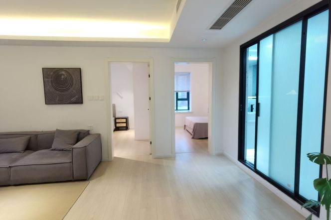 Nice 2bedrooms elevator apt+floor heating+central AC@ Nanjing Rd(W)