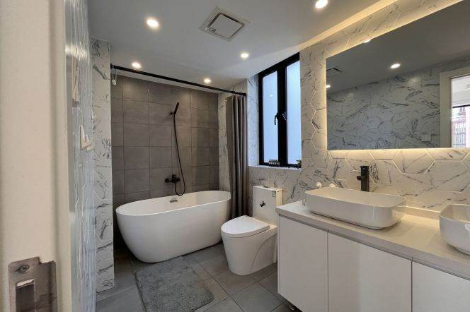 Impressive 3br-2bathr + balcony | Jiangsu rd L2/11 | Good sunshine