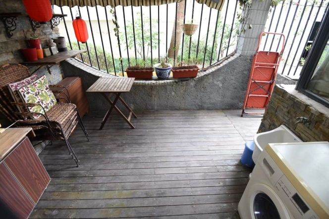 Nice yard 2Brs/1Lr/1Bt apt nr Zhaojiabang rd,M1/7/9