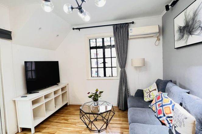 Hengshan Rd. line 1 comfy 2BR w. Outdoor balcony&Terrace 