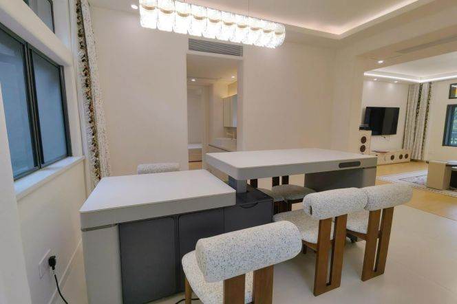 Spacious 3+2 br with Big outdoor space in PuDong. easy to L 6 GaoQing Rd st。