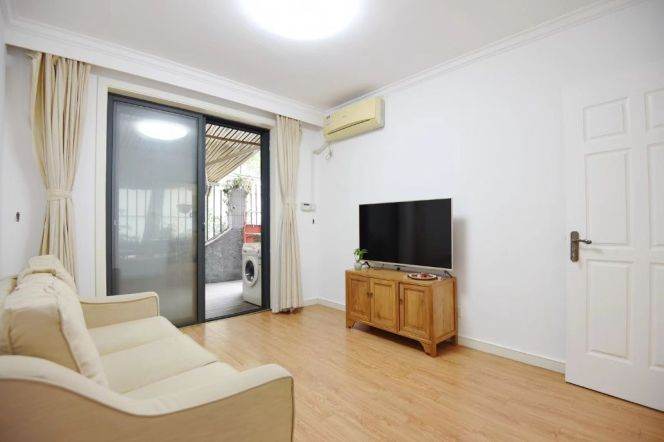 Nice yard 2Brs/1Lr/1Bt apt nr Zhaojiabang rd,M1/7/9