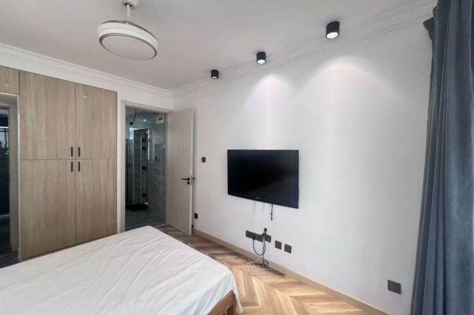 Good location newly renovated 1BR apt with elevator @ Wulumuqi rd
