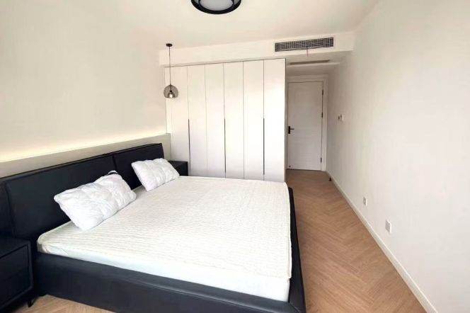 Jiangsu Lu station spacious & nice 3br2bt with 19.5k