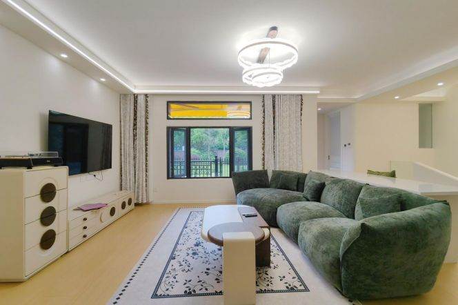 Spacious 3+2 br with Big outdoor space in PuDong. easy to L 6 GaoQing Rd st。