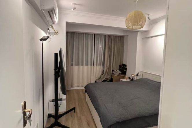 Bright spacious Apt with oven &heating & elevator @ West Nanjing Rd.