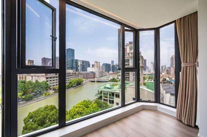 modern big 3brs floor heating beside Su zhou river line 1 ,2,8 People square 