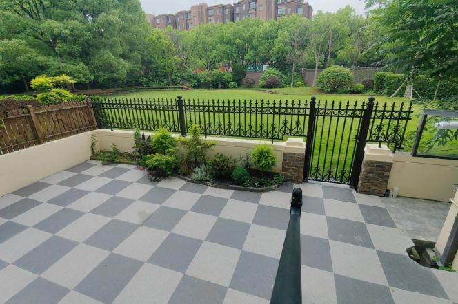 Spacious 3+2 br with Big outdoor space in PuDong. easy to L 6 GaoQing Rd st。